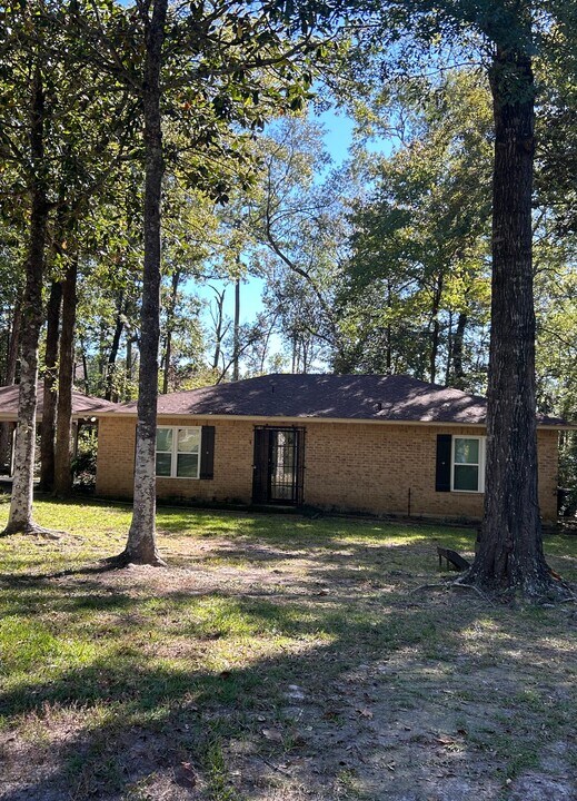 202 Spring Creek Loop in Livingston, TX - Building Photo