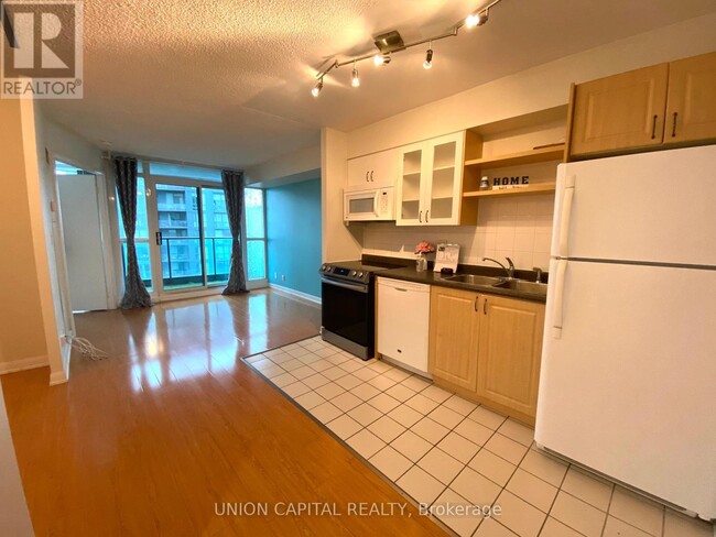 600-2600 Fleet St in Toronto, ON - Building Photo - Building Photo