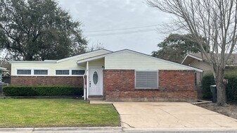 17 Manor Way in Galveston, TX - Building Photo