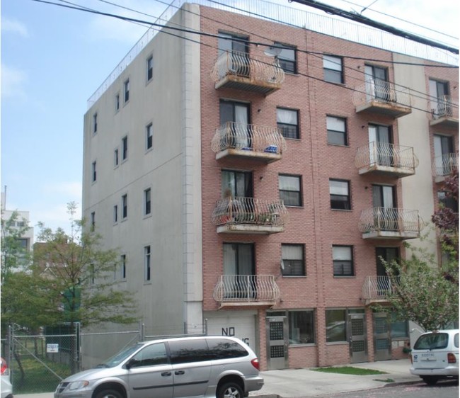 71-45 160th St in Fresh Meadows, NY - Building Photo - Building Photo