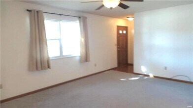 105 Twin Oaks Dr in Belleville, IL - Building Photo - Building Photo