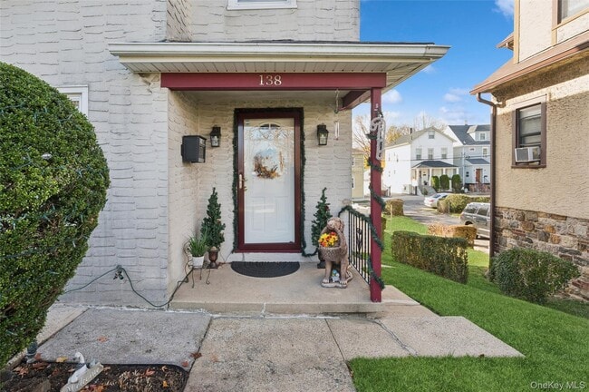 138 Colonial Pl in New Rochelle, NY - Building Photo - Building Photo