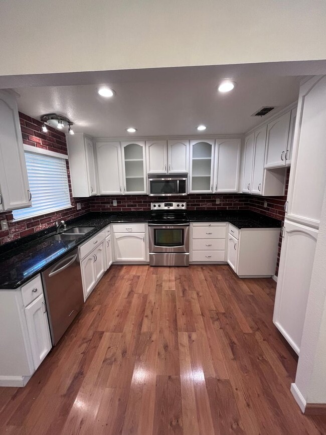 7345 Holworthy Way in Sacramento, CA - Building Photo - Building Photo