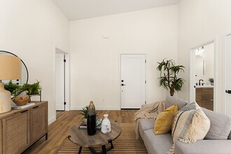 6283 Lorca Dr in San Diego, CA - Foto de edificio - Building Photo
