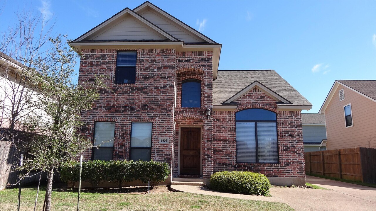 1707 Boardwalk Ct in College Station, TX - Building Photo