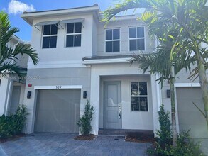 109 SW 170th Ave in Pembroke Pines, FL - Foto de edificio - Building Photo