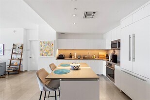 88 SW 7th St in Miami, FL - Building Photo