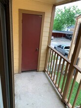 16111 Aspenglenn Dr in Houston, TX - Building Photo - Building Photo