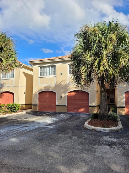 2445 Centergate Dr, Unit 104 in Miramar, FL - Building Photo