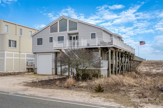 717 Dune Rd in Westhampton Beach, NY - Building Photo - Building Photo