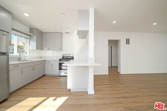 332 S Wilton Pl in Los Angeles, CA - Building Photo - Building Photo