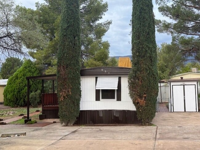 property at 658 S 5th St