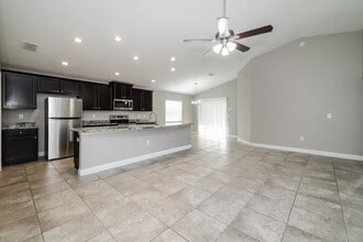 130 Eloise Oaks Dr in Winter Haven, FL - Foto de edificio - Building Photo