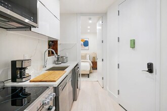 515 W 48th St in New York, NY - Building Photo - Building Photo