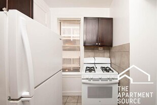 1365 W Estes Ave, Unit 1O in Chicago, IL - Building Photo