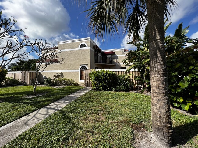 3670 Village Dr in Delray Beach, FL - Building Photo - Building Photo