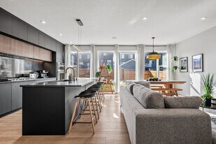 53 Edith Cres NW in Calgary, AB - Building Photo