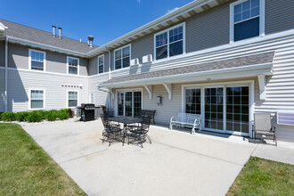 Clare Heights Senior Apartments in Milwaukee, WI - Foto de edificio - Building Photo