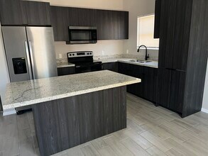 219 W Diamond Ave, Unit 2 in Alton, TX - Foto de edificio - Building Photo