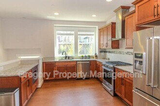 1327 Greenwich Walk NE in Issaquah, WA - Building Photo - Building Photo