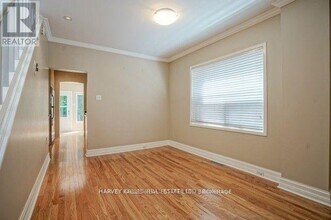 401 Davisville Ave in Toronto, ON - Building Photo - Building Photo