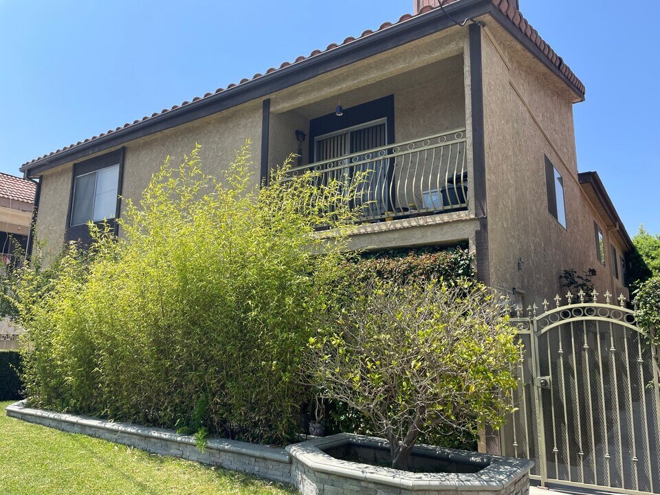 111 Park St in Alhambra, CA - Building Photo