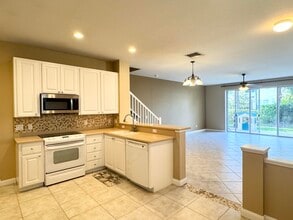 1056 Pinewood Lake Ct in Greenacres, FL - Building Photo - Building Photo