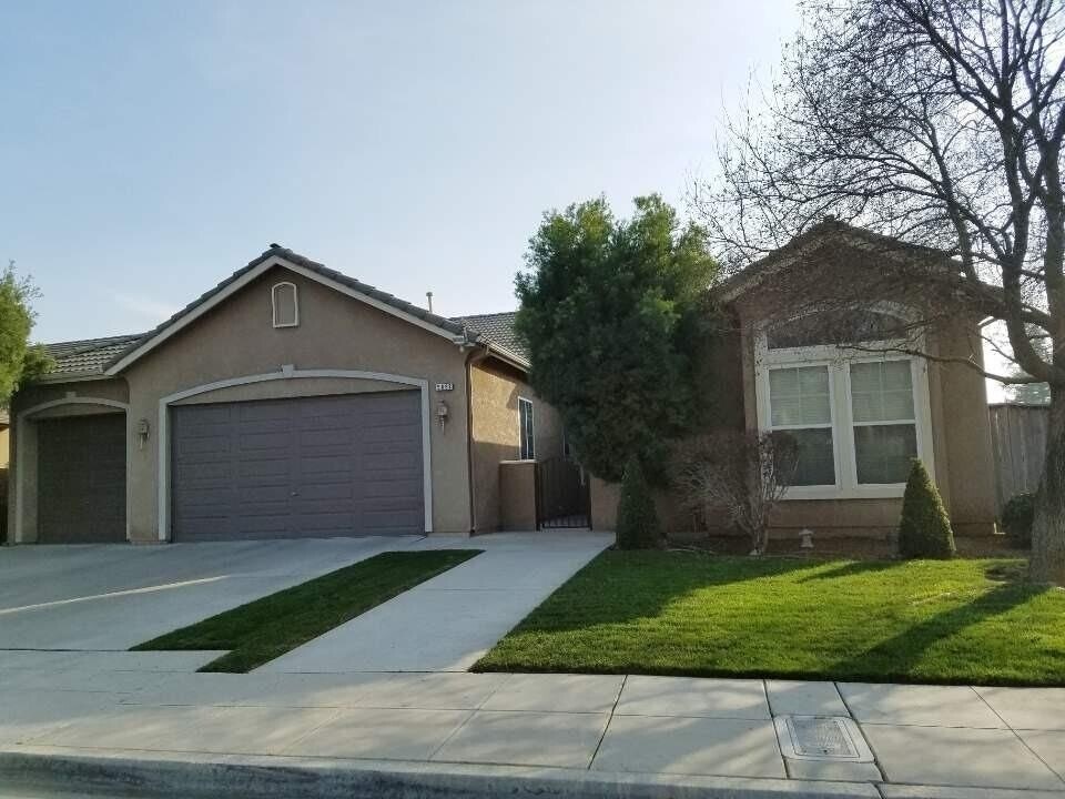 5697 W Birch Ave in Fresno, CA - Building Photo