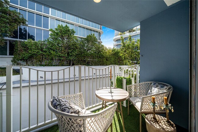 61 Collins Ave in Miami Beach, FL - Building Photo - Building Photo