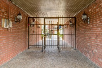 11540 Chimney Rock Rd in Houston, TX - Building Photo - Building Photo