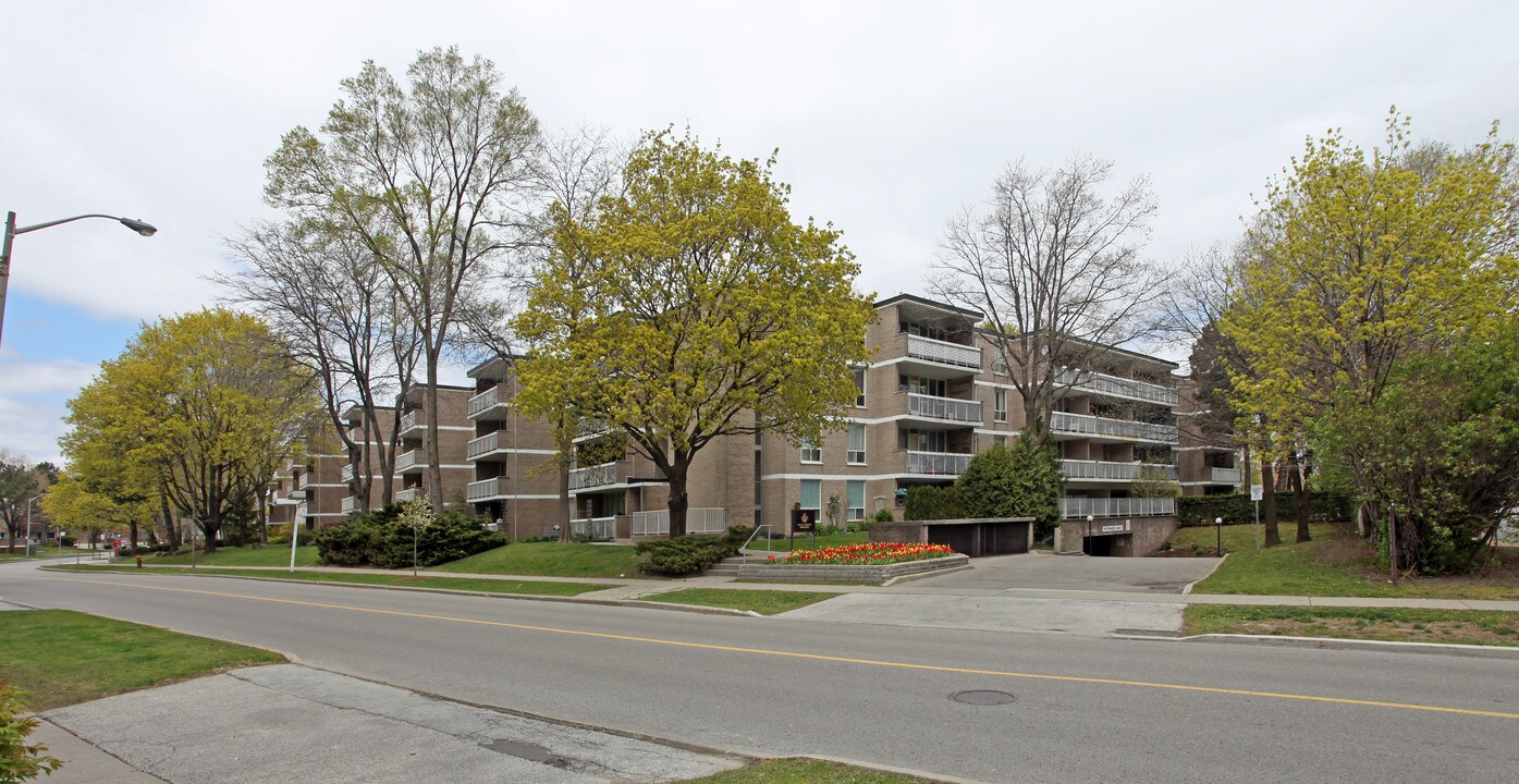 Garden Courts Apartments in Toronto, ON - Building Photo