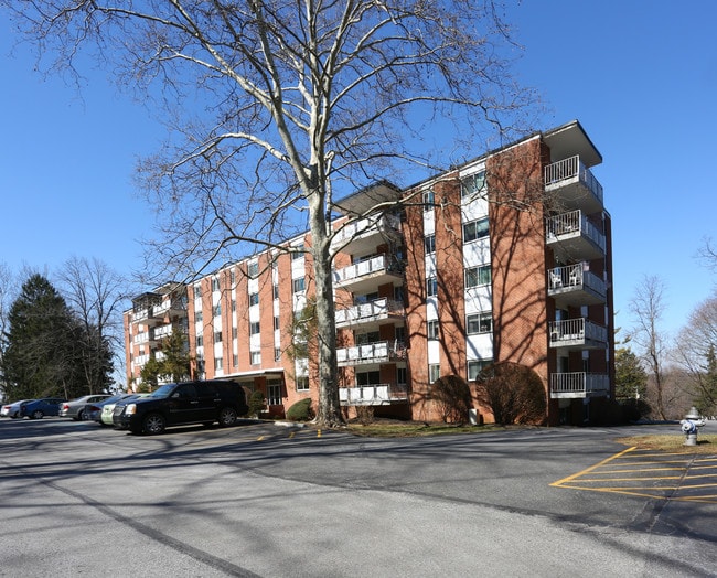 Newtown Towers Apartments in Newtown Square, PA - Foto de edificio - Building Photo