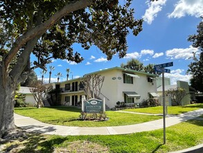 Princeton Apartments in Fullerton, CA - Foto de edificio - Building Photo