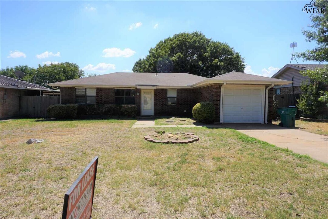 705 W Louisa Ave in Iowa Park, TX - Building Photo