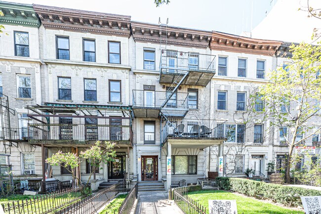 806 Eastern Parkway in Brooklyn, NY - Foto de edificio - Building Photo