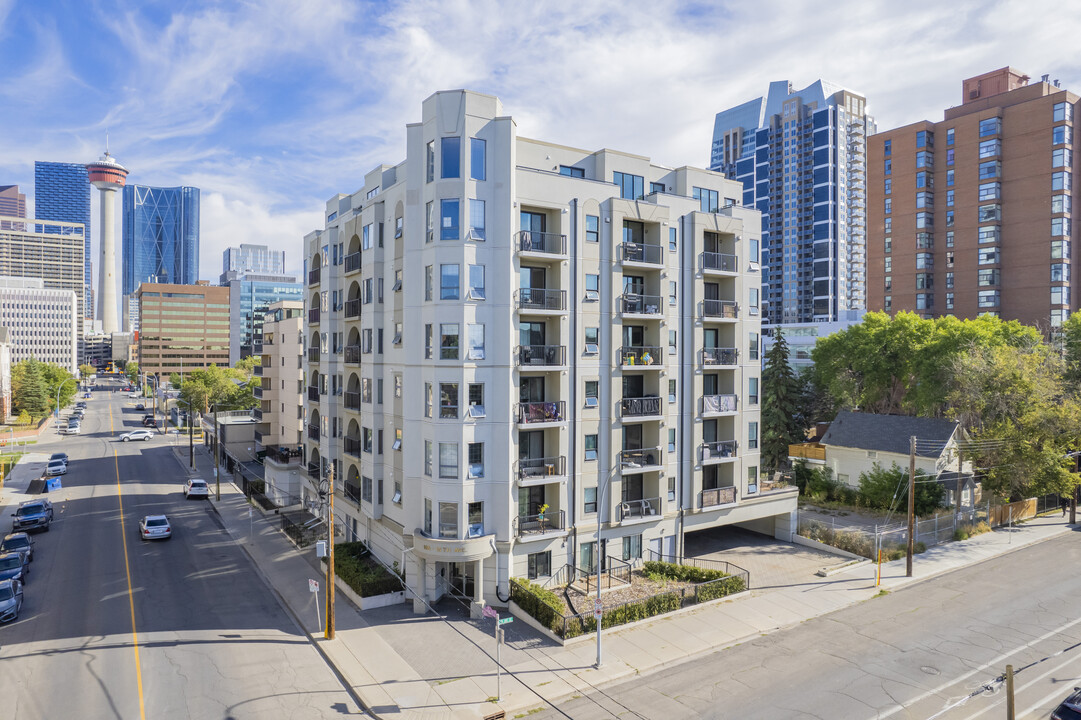 Solarium in Calgary, AB - Building Photo