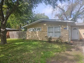 1105 Sycamore St in San Marcos, TX - Building Photo