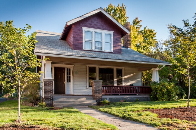 913 E Isaacs Ave