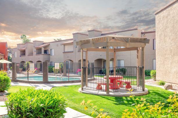 Glen Oaks Apartments in Glendale, AZ - Building Photo - Building Photo