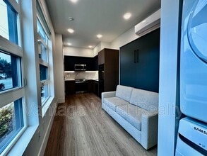 2967-2967 Richter St in Kelowna, BC - Building Photo - Building Photo