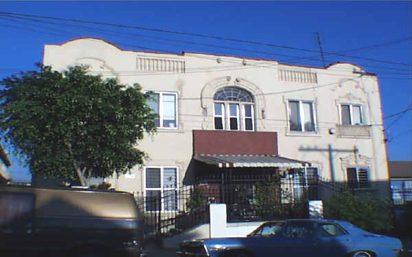 110 N Breed St in Los Angeles, CA - Foto de edificio