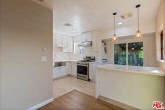 8732 El Manor Ave in Los Angeles, CA - Building Photo - Building Photo