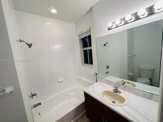 11202 NW 83rd St, Unit 223 in Doral, FL - Building Photo - Building Photo