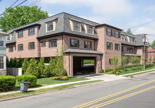 551 Centre St in Nutley, NJ - Foto de edificio - Building Photo