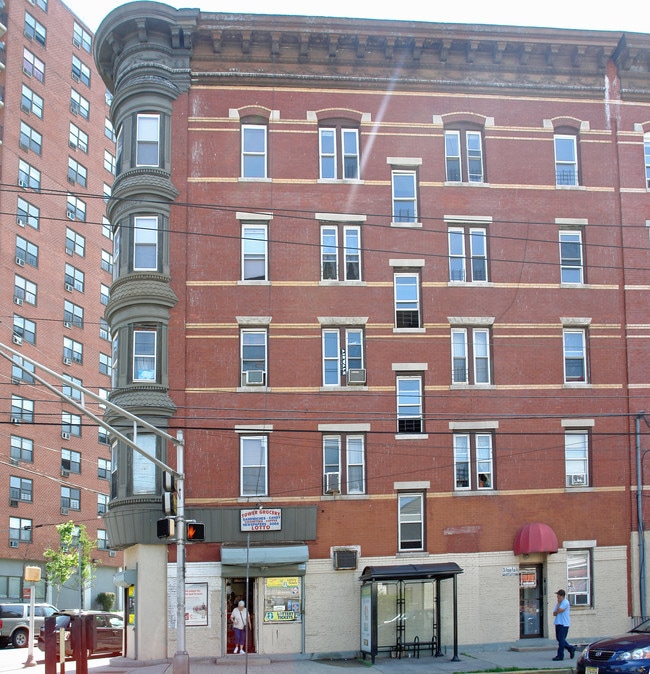 316-318 Paterson Plank Rd in Union City, NJ - Building Photo - Building Photo
