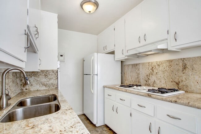 1550 S Saltair Ave, Unit 4 in Los Angeles, CA - Building Photo - Building Photo