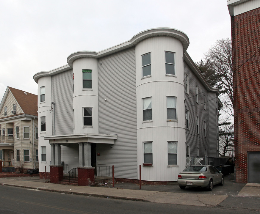 208 Linden St in Everett, MA - Building Photo