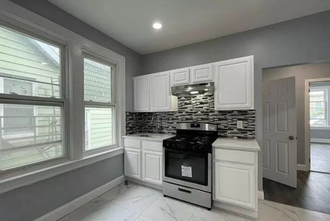 356 Leslie St in Newark, NJ - Building Photo