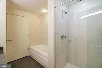 2101 Market St, Unit 4205 in Philadelphia, PA - Building Photo - Building Photo