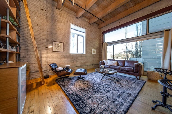 10309-10107 107 St NW